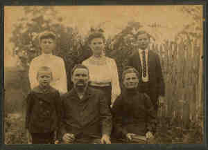 (190 KB)
 
John Peter Blount, his wife Roseanna Venettta Wood, and their 4 children:  Edna Earle, Marcella Dane, Curran W., and Charles Kirk.
(Click on Picture to View Full Size)