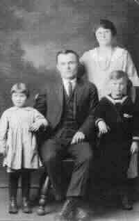 Family of Andrew Jackson Wood  (186 KB)
 
(Click on Picture to View Full Size)